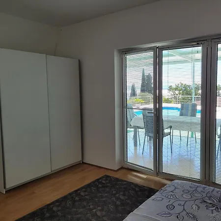 House Pool بيت للعطل Ičići