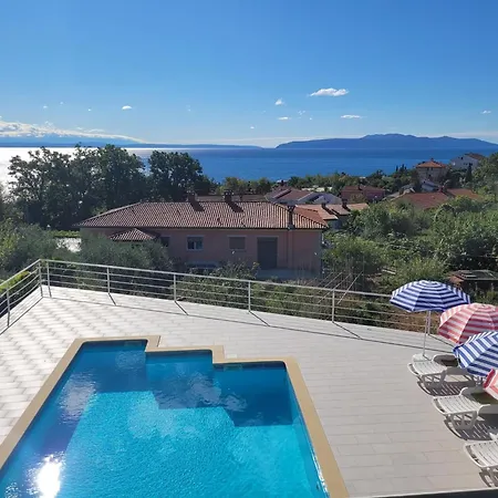 بيت للعطل House Pool Ičići